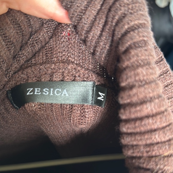 Cozy Brown Ribbed Knit Turtleneck sweater - Picture 5 of 5